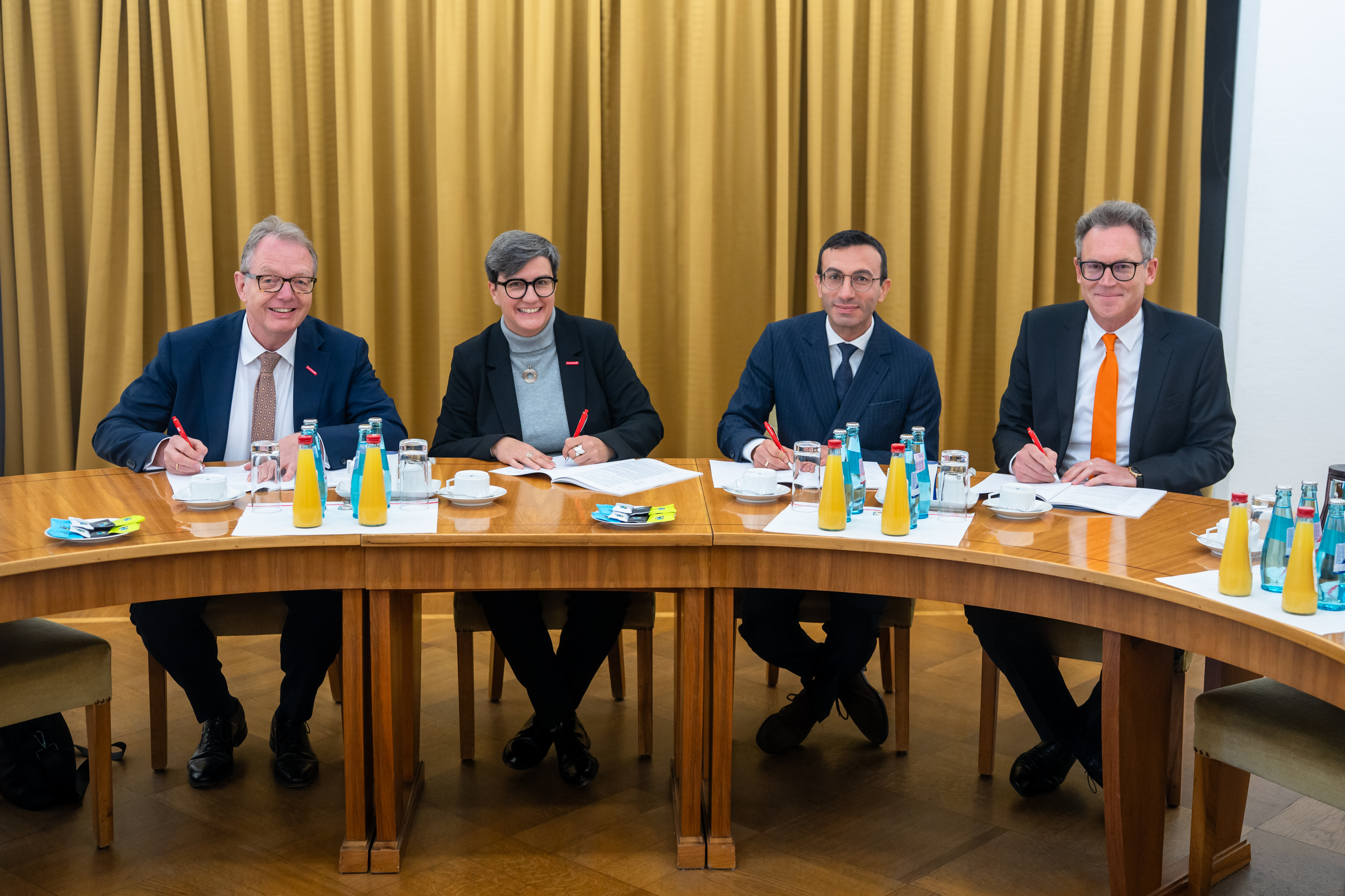 v.l.: HWK-Hauptgesch�ftsf�hrer Dr. Christof Riess, HWK-Pr�sidentin Susanne Haus, Oberb�rgermeister Mike Josef und B�rgermeister und Wirtschaftsdezernent Dr. Nils K��ler unterzeichnen die Fortschreibung und Aktualisierung des Entwicklungsprogramms Frankfur