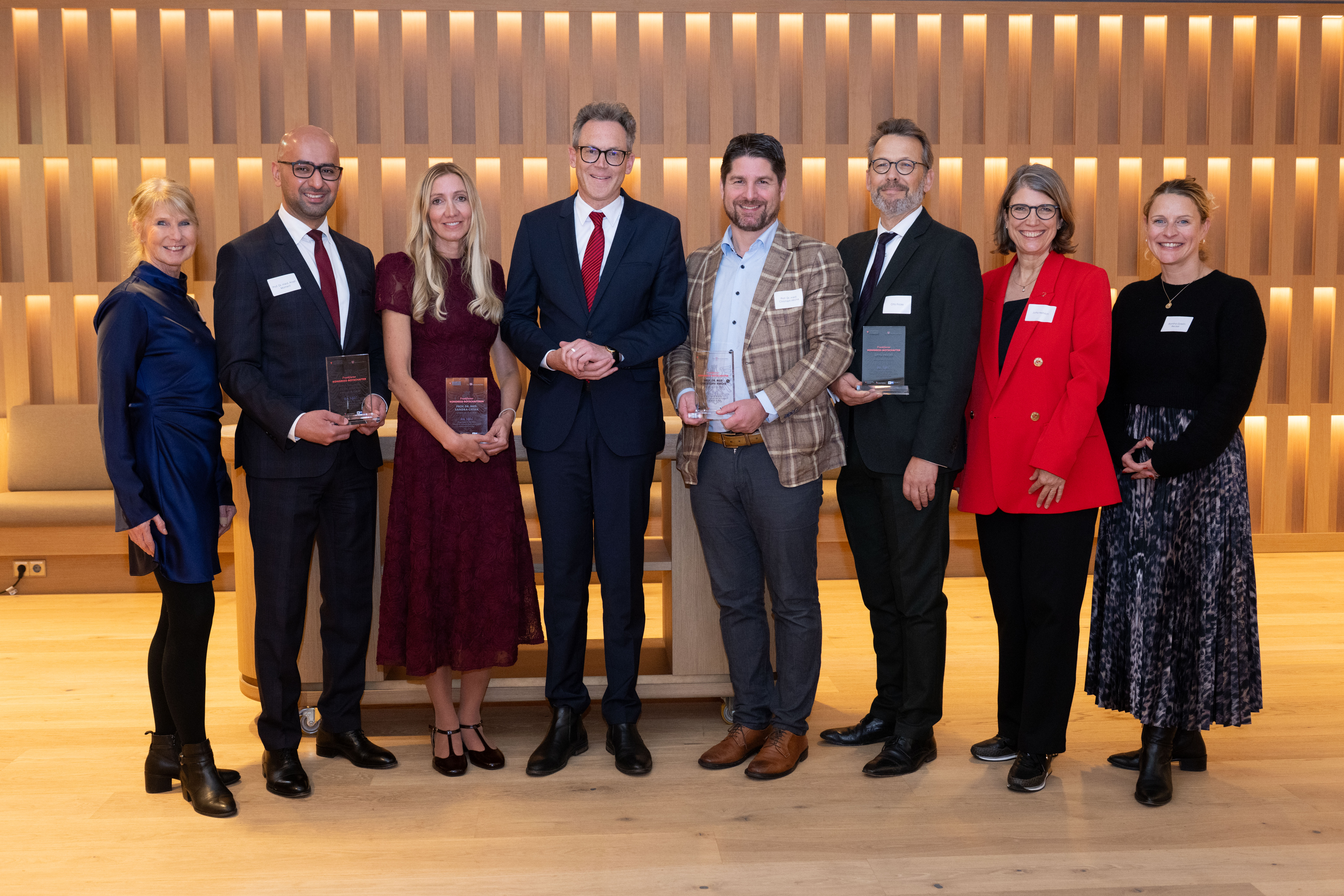 v.l. Eva Klinger, Arash Momeni, Sandra-Ciesek, Nils K��ler, Christoph-Hirche, Otto-Fricke, Jutta-Heinrich, Romina Gowin-Becker. Foto: IHK-Frankfurt-am-Main / Stefan Krutsch